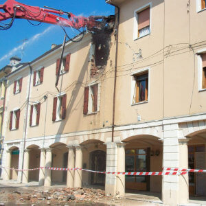 L'edificio durante la demolizione                                                                                                                                                                       
